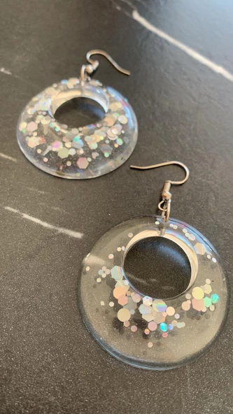 Şeffaf Epoksi İçerisine Glitter Süslü İçi Boş Daire Şekil Gümüş Aksesuarlı Küpe El Yapımı - Resim 4