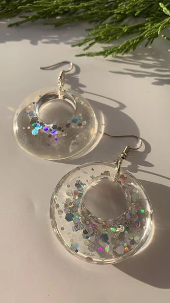 Şeffaf Epoksi İçerisine Glitter Süslü İçi Boş Daire Şekil Gümüş Aksesuarlı Küpe El Yapımı ürün görseli