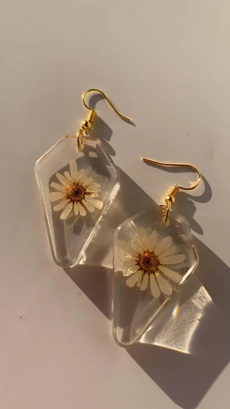 Kurutulmuş Beyaz Papatya İle Süslenmiş Beşgen Şekil Küpe Gold Aksesuarlı Epoksi El Yapımı - Resim 7