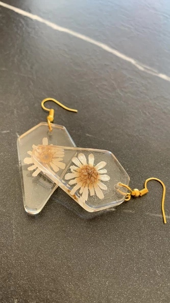 Kurutulmuş Beyaz Papatya İle Süslenmiş Beşgen Şekil Küpe Gold Aksesuarlı Epoksi El Yapımı - Resim 6