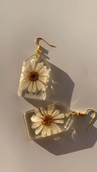 Kurutulmuş Beyaz Papatya İle Süslenmiş Kare Çerçeve Şekil Gold Aksesuarlı Küpe Epoksi El Yapımı - Resim 5