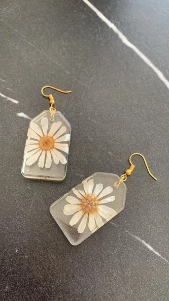 Kurutulmuş Beyaz Papatya İle Süslenmiş Kare Çerçeve Şekil Gold Aksesuarlı Küpe Epoksi El Yapımı - Resim 6