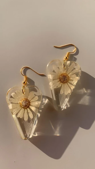 Kurutulmuş Beyaz Papatya İle Süslenmiş Kalp Şekil Gold Aksesuarlı Küpe Epoksi El Yapımı ürün görseli