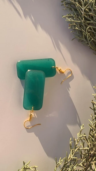 Parlak Çimen Yeşili Renkli Dikdörtgen Şekil Gold Aksesuarlı Küpe El Yapımı Epoksi Hediyelik