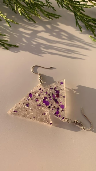 Epoksi İçine Mor Glitter Süs Tırtıklı Kristal Desen Üçgen Şekil Gümüş Aksesuar Küpe El Yapımı ürün görseli