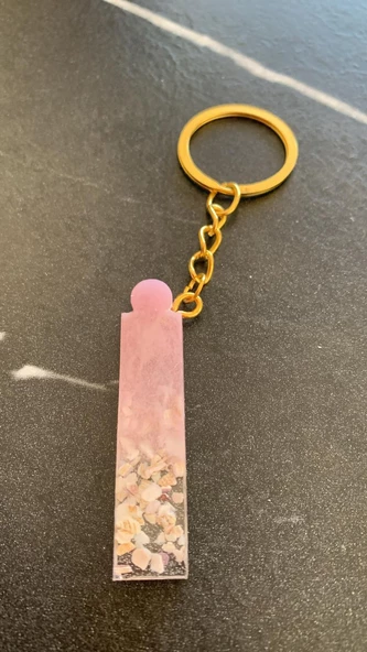 İ Harfi Epoksi İçine Pembe Renk Deniz Kabuğu Süslemeli Gold Aksesuarlı Anahtarlık El Yapımı - Resim 2