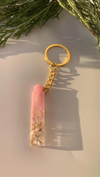 İ Harfi Epoksi İçine Pembe Renk Deniz Kabuğu Süslemeli Gold Aksesuarlı Anahtarlık El Yapımı ürün görseli