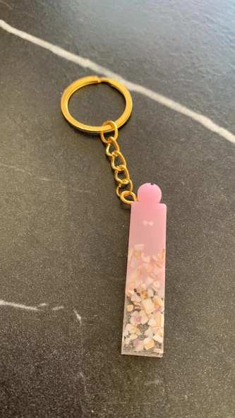İ Harfi Epoksi İçine Pembe Renk Deniz Kabuğu Süslemeli Gold Aksesuarlı Anahtarlık El Yapımı - Resim 4