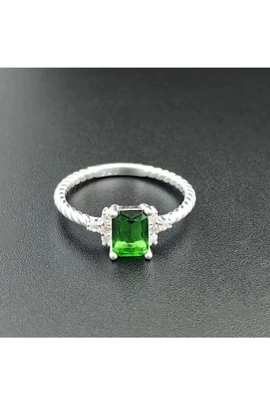Yeşil Renkli Burgulu Tek Taş Modeli Yüzük 925 Ayar Gümüş ürün görseli
