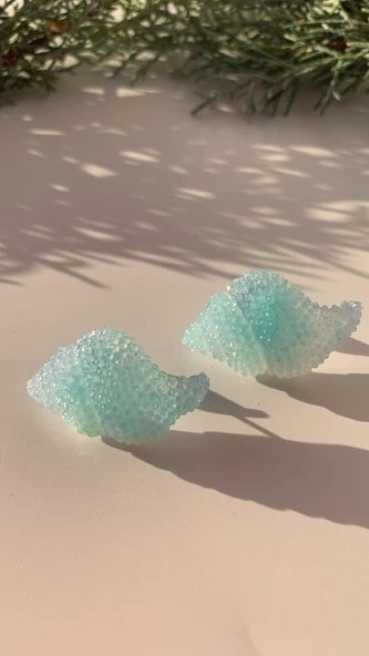 Buz Mavisi Renkli Beyaz Sedefli İstiridye Şekil Epoksi Küpe Gümüş Aksesuarlı El Yapımı Hediyelik ürün görseli