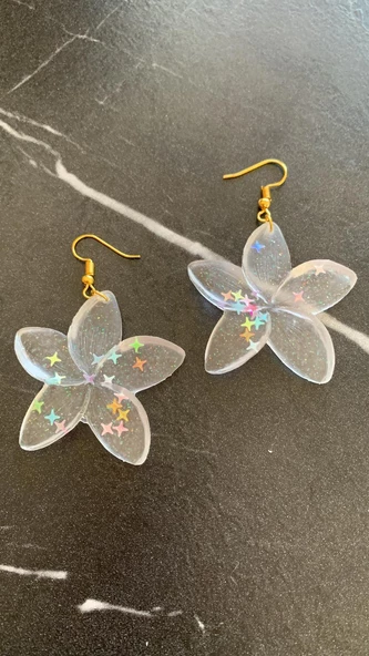 Şeffaf Epoksi İçerisine Rengarenk Pullu Menekşe Şekil Gold Aksesuarlı Epoksi Küpe El Yapımı - Resim 4