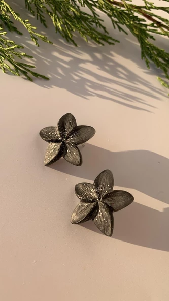 Parlak Siyah Renk Gümüş Sim Süslü Menekşe Şekil Gümüş Aksesuarlı Epoksi Küpe El Yapımı Hediyelik - 7