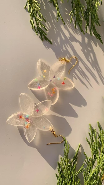 Şeffaf Epoksi İçerisine Rengarenk Pullu Menekşe Şekil Gold Aksesuarlı Epoksi Küpe El Yapımı - Resim 5