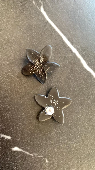 Parlak Siyah Renk Gümüş Sim Süslü Menekşe Şekil Gümüş Aksesuarlı Epoksi Küpe El Yapımı Hediyelik - 2