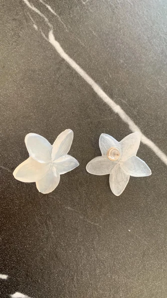 Parlak Sedefli Beyaz Renkli Menekşe Şekil Gümüş Aksesuarlı Epoksi Küpe El Yapımı Hediyelik - Resim 2