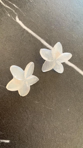 Parlak Sedefli Beyaz Renkli Menekşe Şekil Gümüş Aksesuarlı Epoksi Küpe El Yapımı Hediyelik - Resim 4