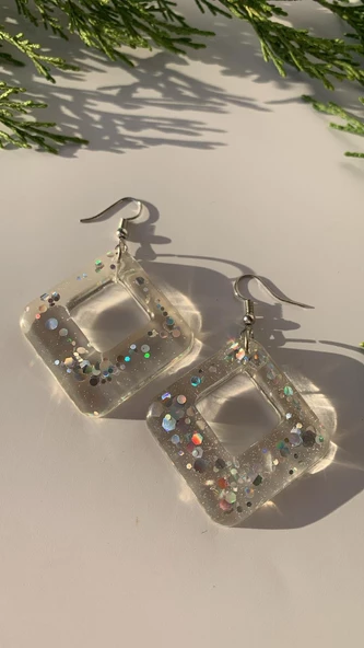 Şeffaf Epoksi İçinde Gümüş Glitter Süs Gümüş Aksesuarlı Karo İçi Boş Şekil Küpe El Yapımı ürün görseli