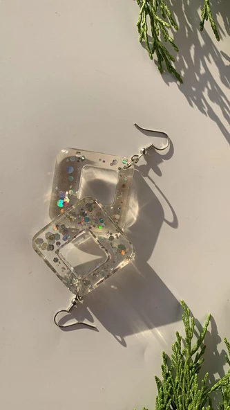 Şeffaf Epoksi İçinde Gümüş Glitter Süs Gümüş Aksesuarlı Karo İçi Boş Şekil Küpe El Yapımı - Resim 5