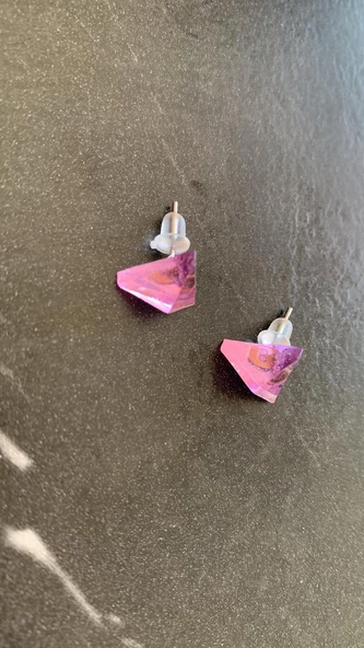 Parlak Mor Renkli Gümüş Aksesuarlı Üçgen Elmas Şekil Epoksi Küpe El Yapımı Hediyelik - Resim 6