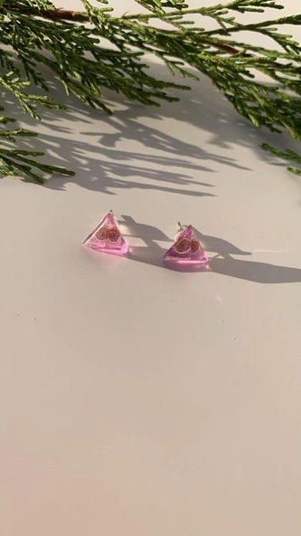 Parlak Mor Renkli Gümüş Aksesuarlı Üçgen Elmas Şekil Epoksi Küpe El Yapımı Hediyelik - Resim 5