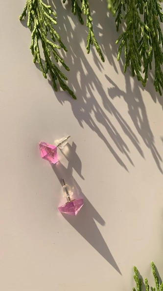 Parlak Mor Renkli Gümüş Aksesuarlı Üçgen Elmas Şekil Epoksi Küpe El Yapımı Hediyelik - Resim 7