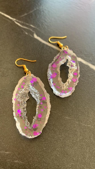 Şeffaf Epoksi İçinde Mor Glitter İle Süslenmiş Tırtıklı Büyük Elips Şekil Epoksi Küpe El Yapımı - Resim 8