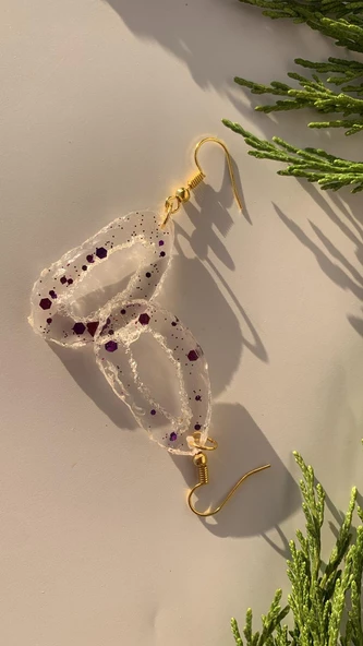 Şeffaf Epoksi İçinde Mor Glitter İle Süslenmiş Tırtıklı Büyük Elips Şekil Epoksi Küpe El Yapımı ürün görseli