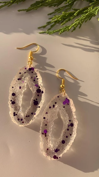 Şeffaf Epoksi İçinde Mor Glitter İle Süslenmiş Tırtıklı Büyük Elips Şekil Epoksi Küpe El Yapımı - Resim 3