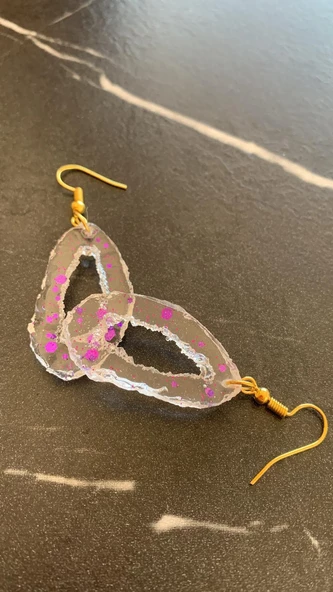 Şeffaf Epoksi İçinde Mor Glitter İle Süslenmiş Tırtıklı Büyük Elips Şekil Epoksi Küpe El Yapımı - Resim 4