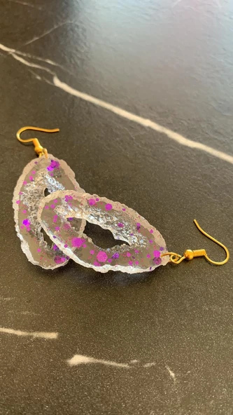 Şeffaf Epoksi İçinde Mor Glitter İle Süslenmiş Tırtıklı Küçük Elips Şekil Epoksi Küpe El Yapımı - Resim 4