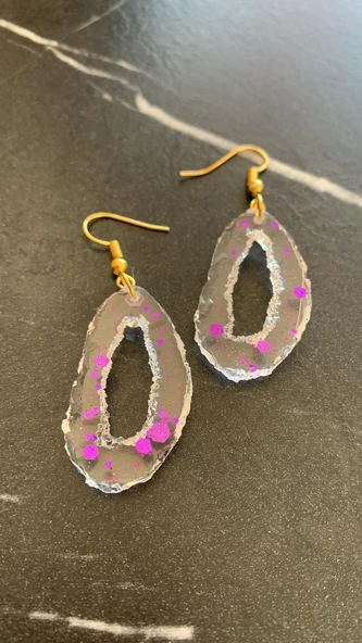 Şeffaf Epoksi İçinde Mor Glitter İle Süslenmiş Tırtıklı Küçük Elips Şekil Epoksi Küpe El Yapımı - Resim 6