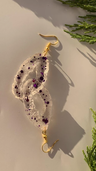 Şeffaf Epoksi İçinde Mor Glitter İle Süslenmiş Tırtıklı Küçük Elips Şekil Epoksi Küpe El Yapımı - Resim 7