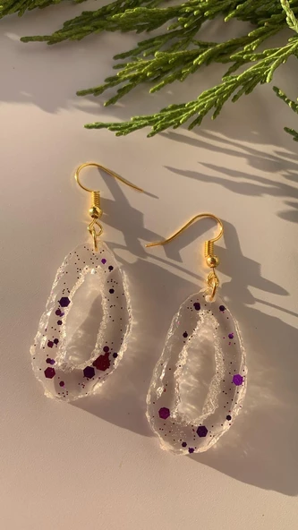 Şeffaf Epoksi İçinde Mor Glitter İle Süslenmiş Tırtıklı Küçük Elips Şekil Epoksi Küpe El Yapımı - Resim 7