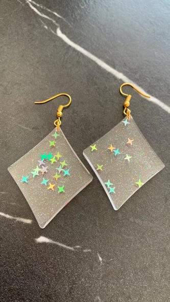 Şeffaf Epoksi İçinde Rengarenk Yıldız Pul Süslü Gold Aksesuarlı Karo Şekil 6.5 Cm Küpe El Yapımı - Resim 2