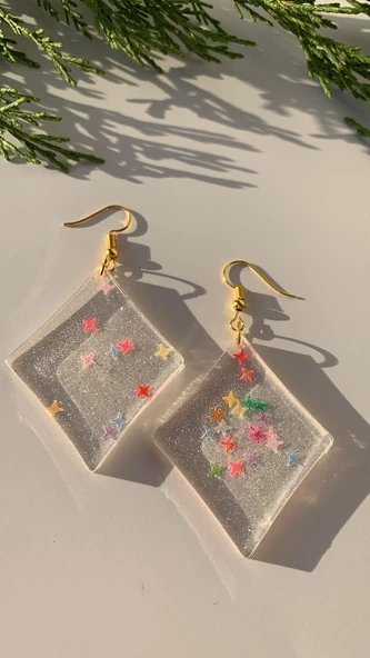 Şeffaf Epoksi İçinde Rengarenk Yıldız Pul Süslü Gold Aksesuarlı Karo Şekil 6.5 Cm Küpe El Yapımı - Resim 7