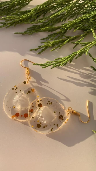 Şeffaf Epoksi İçinde Gold Glitter İle Süslenmiş Tırtıklı Küçük Daire Şekil Epoksi Küpe El Yapımı