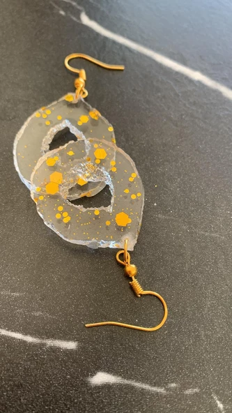 Şeffaf Epoksi İçinde Gold Glitter İle Süslenmiş Tırtıklı Küçük Daire Şekil Epoksi Küpe El Yapımı - Resim 2
