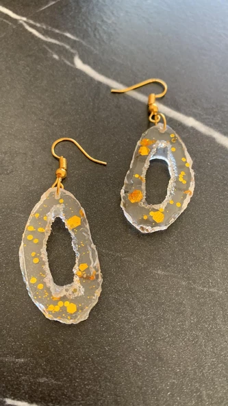 Şeffaf Epoksi İçinde Gold Glitter İle Süslenmiş Tırtıklı Büyük Elips Şekil Epoksi Küpe El Yapımı - Resim 4