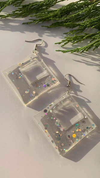 Şeffaf Epoksi İçinde Gümüş Glitter Süs Gümüş Aksesuarlı Büyük Karo İçi Boş Şekil Küpe El Yapımı - Resim 3