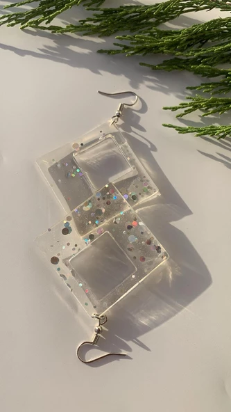 Şeffaf Epoksi İçinde Gümüş Glitter Süs Gümüş Aksesuarlı Büyük Karo İçi Boş Şekil Küpe El Yapımı ürün görseli