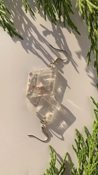 Şeffaf Epoksi İçinde Gümüş Glitter Süs Gümüş Aksesuarlı Küçük Karo İçi Boş Şekil Küpe El Yapımı ürün görseli