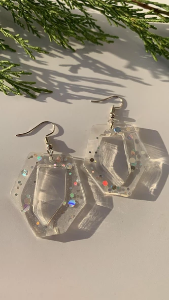 Şeffaf Epoksi İçinde Gümüş Glitter Süs Gümüş Aksesuarlı Altıgen Şekil Küpe El Yapımı ürün görseli