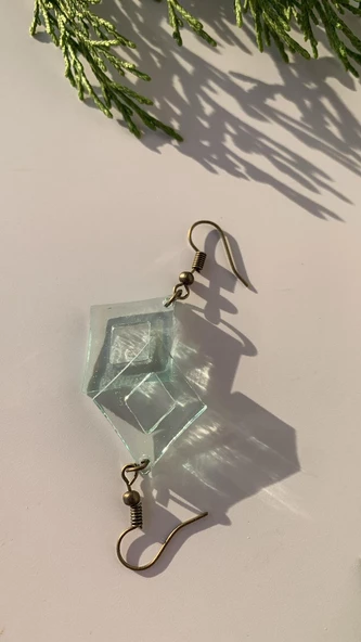 Transparan Mint Yeşili Renk Antik Sarı Aksesuarlı Küçük Karo Şekil Epoksi Küpe El Yapımı - Resim 5