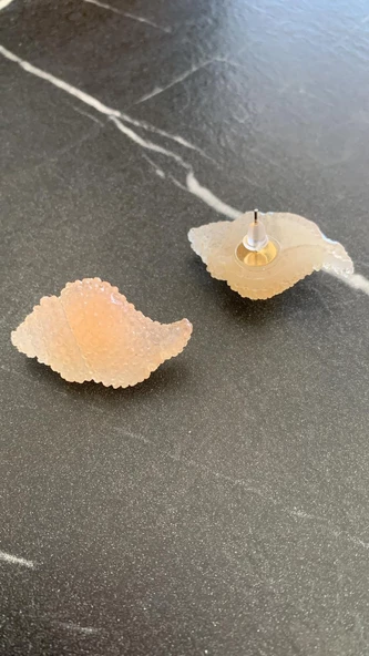 Parlak Şeffaf Somon Renkli İstiridye Şekilli Gümüş Aksesuarlı Epoksi Küpe El Yapımı Hediyelik - Resim 2