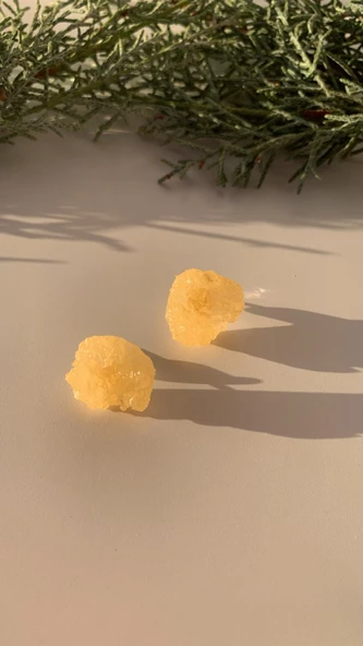 Parlak Somon Renkli Kristal Şekil Gümüş Aksesuarlı Epoksi Küpe El Yapımı Hediyelik ürün görseli