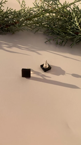 Parlak Siyah Renkli Küçük Kare Şekil Gümüş Aksesuarlı Epoksi Küpe El Yapımı Hediyelik - Resim 3