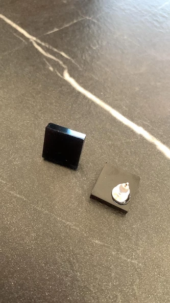 Parlak Siyah Renkli Orta Boy Kare Şekil Gümüş Aksesuarlı Epoksi Küpe El Yapımı Hediyelik - Resim 4