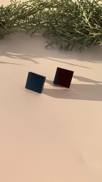 Parlak Siyah Renkli Orta Boy Kare Şekil Gümüş Aksesuarlı Epoksi Küpe El Yapımı Hediyelik ürün görseli