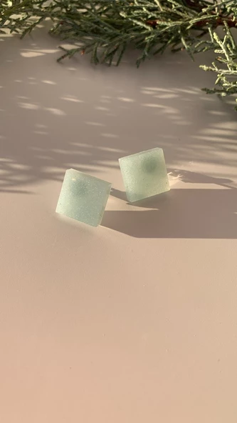 Parlak Buz Mavi Renkli Orta Boy Kare Şekil Gümüş Aksesuarlı Epoksi Küpe El Yapımı Hediyelik ürün görseli