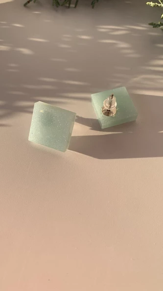 Parlak Buz Mavi Renkli Orta Boy Kare Şekil Gümüş Aksesuarlı Epoksi Küpe El Yapımı Hediyelik - Resim 8